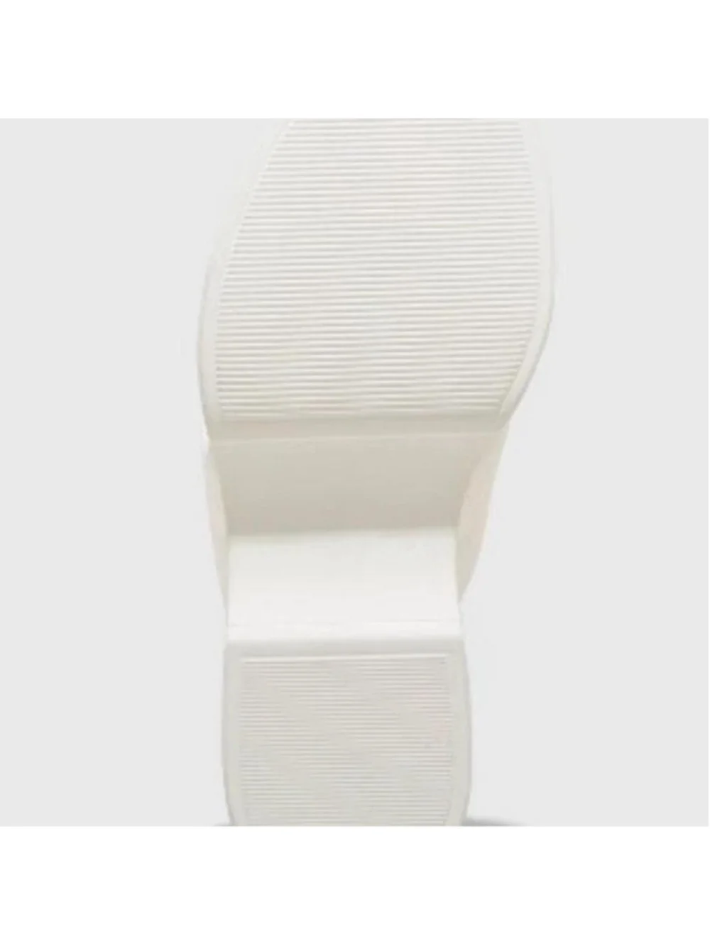 White platform sandals with a chunky heel #summer #heels Size 9 A little dirty b